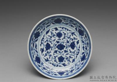 图片[3]-Dish with Indian lotus scrolls in underglaze blue, Qing dynasty, Qianlong reign (1736-1795)-China Archive